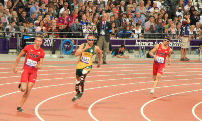 Oscar Pistorius participant à une course durant les Jeux paralympiques d'été de 2012 à Londres