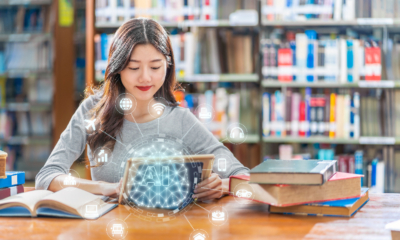 Jeune femme utilisant l'intelligence artificielle dans une bibliothèque