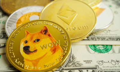 Pièce de crypto-monnaie représentant le dogecoin reposant sur d'autres devises étrangères