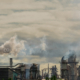 Une usine rejette des fumées de dioxyde de carbone par ses cheminées